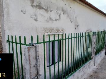 Casa de habitação T3, com ampla garagem e terraço com vista magnifica