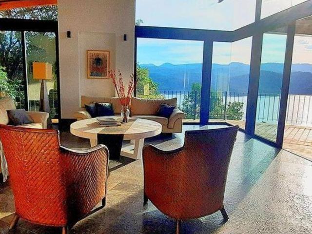 Casa de lujo con vista franca al lago