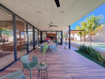 Casa de lujo de una sola planta con 1,346 m² de terreno