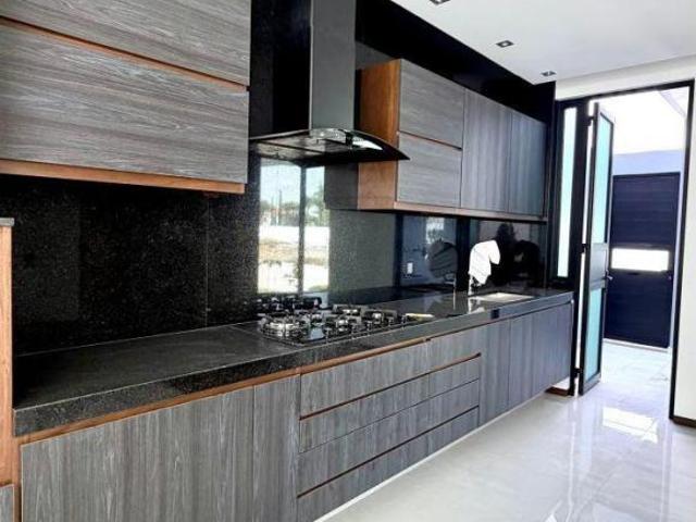 RESIDENCIA NUEVA EN VENTA EN JARDIN REAL con recámara en planta baja