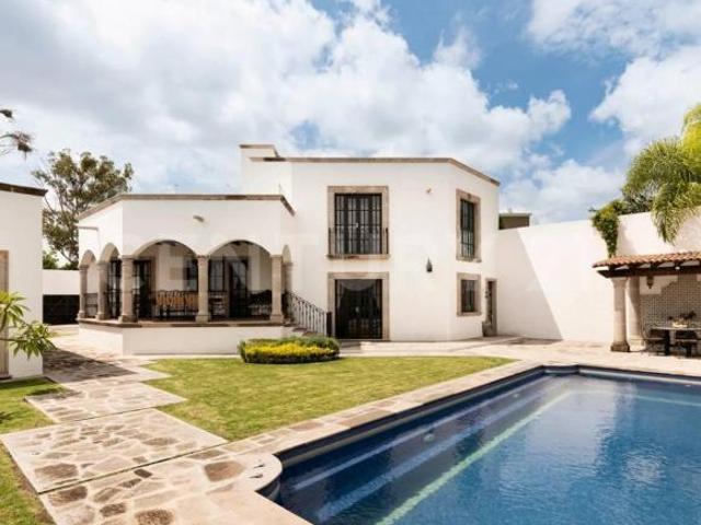 Casa de lujo en Jurica, Querétaro, con diseño colonial y amenidades exclusivas