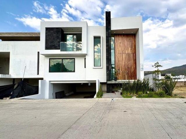 Casa de Lujo en Los Robles Alberca privada 437 mts de construcción