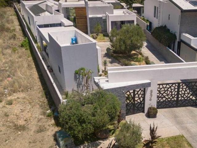 Casa de Lujo en Venta con Alberca, El Palomar, Tlajomulco