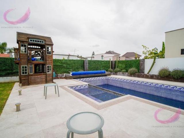 CASA DE LUJO EN VENTA EN JARDINES DEL LAGO, AGUASCALIENTES, CON ALBERCA Y TERRENO DE 1,130 M²