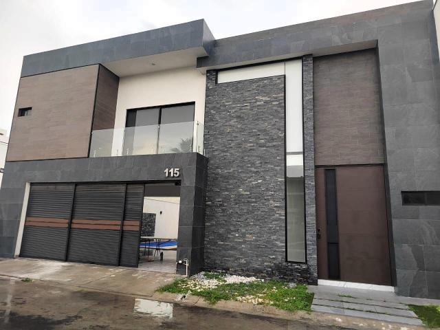 Casa de lujo en venta en La Encomienda con alberca y terrazas, 4 rec?maras, 3 niveles, frente a parque