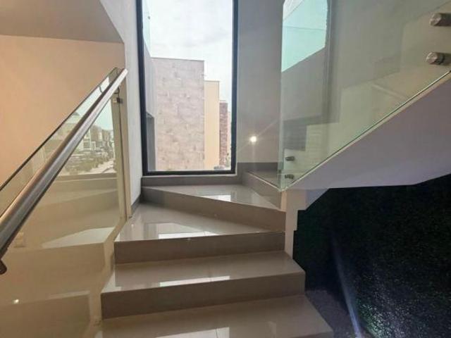 Casa de lujo en Venta en la Encomienda, ¡en esquina, Moderna y Equipada!