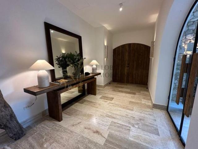 CASA DE LUJO EN VENTA EN LAGOS DEL SOL, CANCÚN 5 Recámaras | Alberca Privada | 490.52 m² de Const