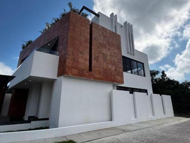 CASA DE LUJO EN VENTA EN VÍA CUMBRES CANCÚN CON ALBERCA PRIVADA Zona Huayacán | Alta plusvalía