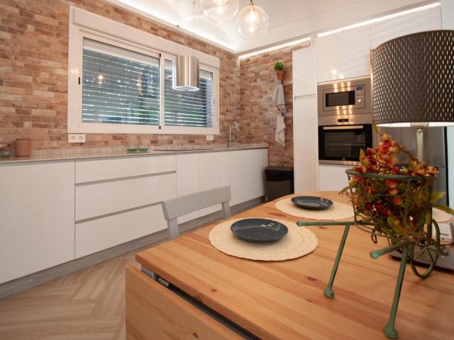 Casa de Lujo Independiente con Tres Suites y Terraza en Nervión