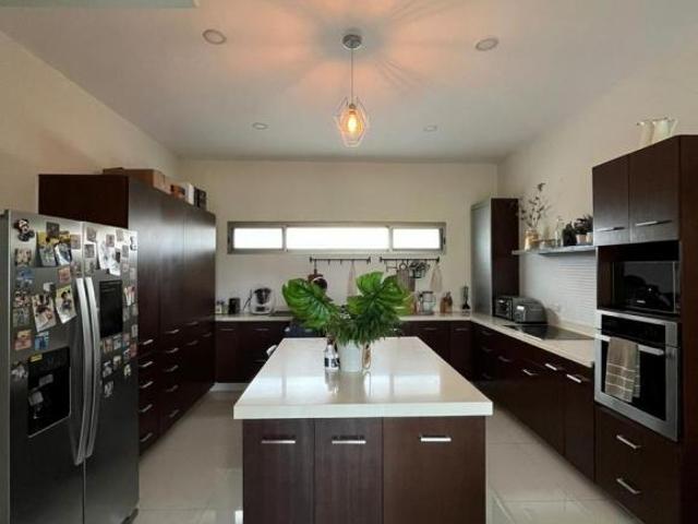 Casa lujo VENTA, 3 recamaras, alberca, vista al campo de golf y doble altura. Riviera Veracruz