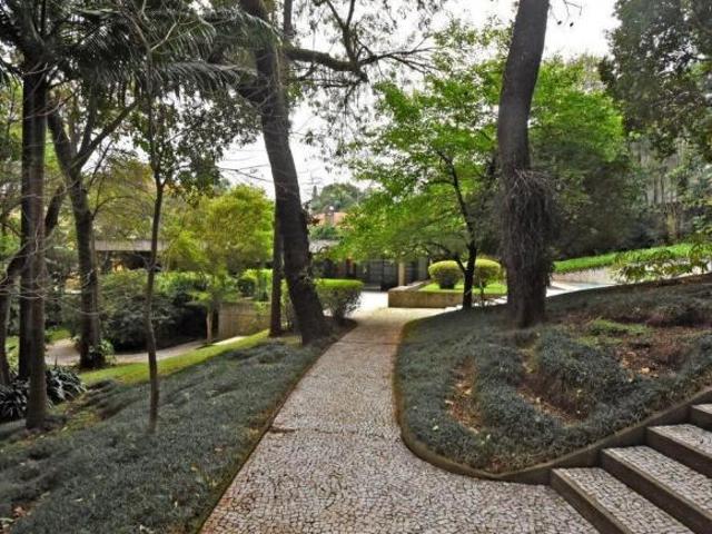 Casa de Luxo com Terreno Amplo na Cidade Jardim – Oportunidade Imperdível