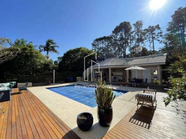 Casa de Luxo com 5 Suítes e Jardim em Cotia SP: 612m² de Puro Conforto e Elegância!