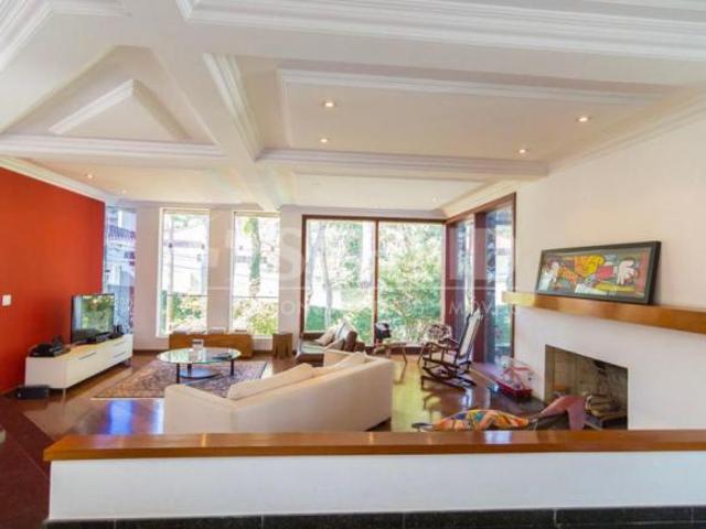 Casa de luxo Chácara Flora 5 suítes, piscina e salão de festa distribuídos em 1.274m² de terreno