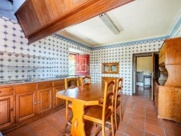 Casa à venda em Cinfães - Aquecimento, Lareira
