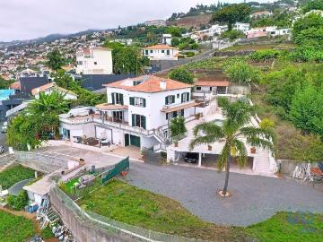 Pico dos Barcelos, Madeira, Portugal - Jardim