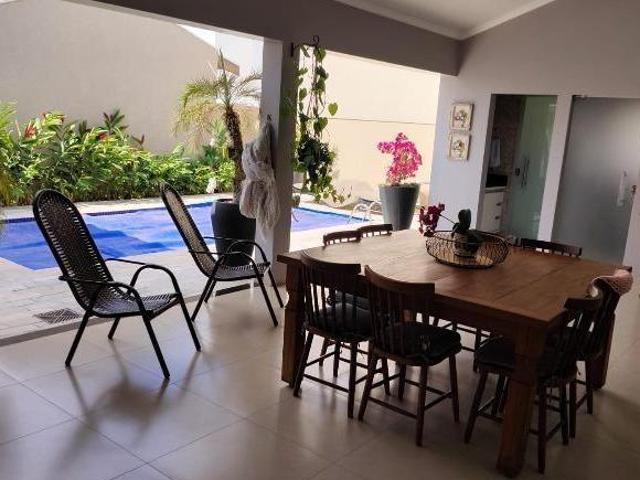Casa de luxo em condomínio: 3 quartos, 3 suítes, 2 salas, 4 banheiros, 4 vagas de garagem, 263m² O