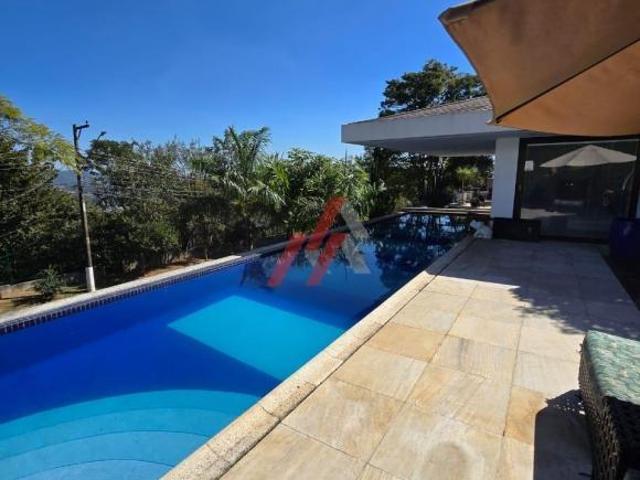 Casa de Luxo em Condomínio Alphaville: 4 Quartos, 4 Suítes, 4 Salas, 6 Vagas, 530m² em Santana de Pa
