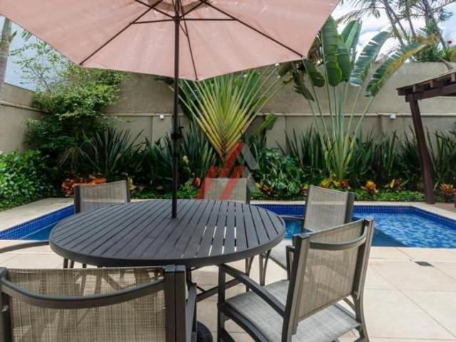 Casa de luxo em Alphaville: 4 quartos, 4 suítes, 3 salas, 6 banheiros, 8 vagas Santana de Parnaíba