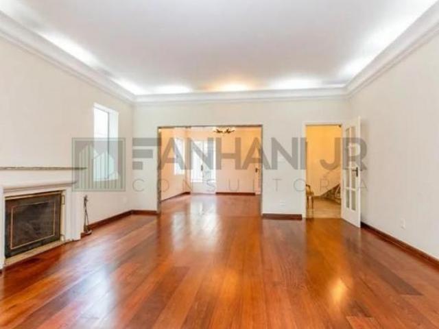 Casa de luxo no Jardim Paulista: 4 quartos, 3 suítes, 5 banheiros, 4 vagas. 400m² de área. Venda ou