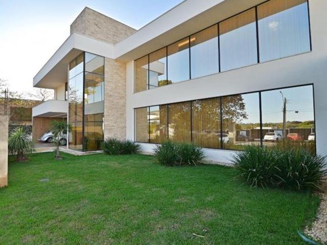 Casa de Luxo na QL 28 Lago Sul com 5 Suítes, Piscina Aquecida e Terreno de 2.400 m²