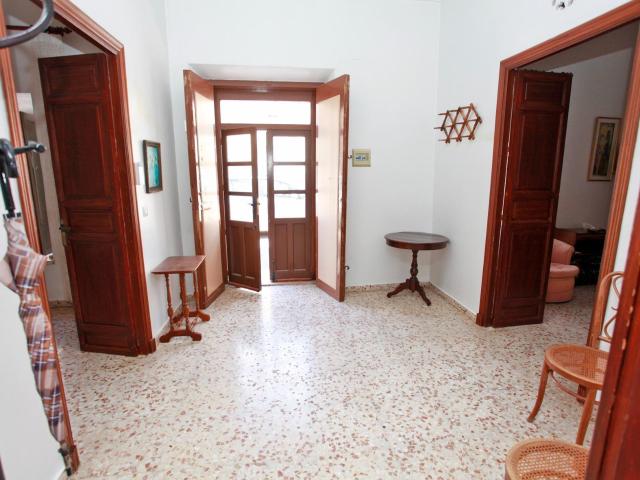 Casa de pueblo 4 habitaciones, planta baja con patio, garaje y gran potencial en La Palma