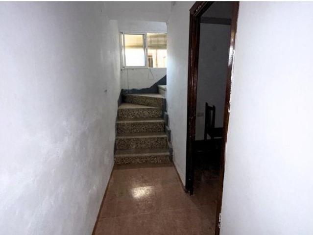# *Casa de Pueblo Tradicional de 4 Dormitorios con Potencial para Ampliar la Terraza – ¡Solo 35.00