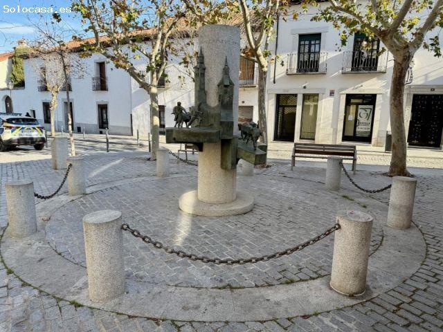 CASA DE PUEBLO CON AMPLIO JARDÍN EN CENTRO URBANO