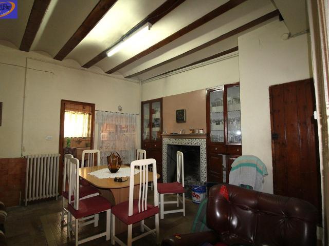 CASA DE PUEBLO CON BODEGA Y CAMBRA EN EL CORAZON DE UTIEL POR 110.000€