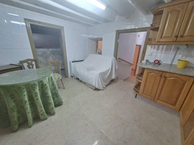 CASA DE PUEBLO CON GRAN PATIO Y MUCHAS POSIBILIDADES EN SOCOVOS