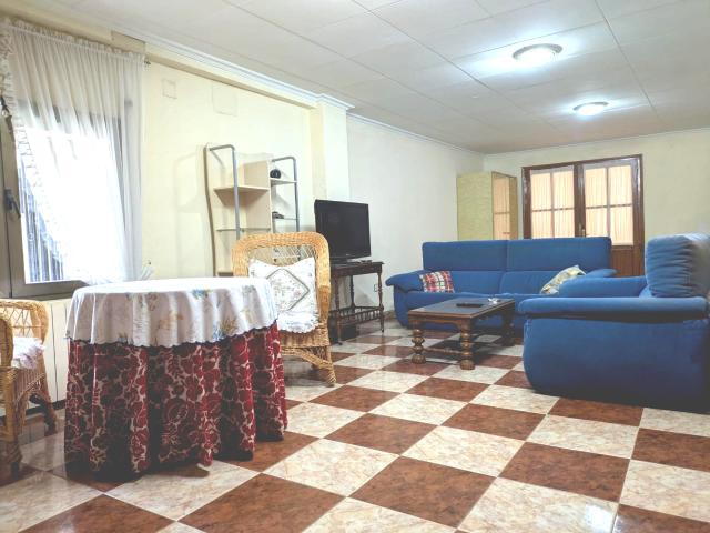 Casa de Pueblo con infinitas posibilidades, gran patio, bodega y terrazas