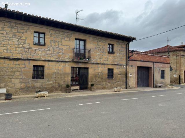 Casa de pueblo con jardín, garaje y gran terraza de Baños de Rioja