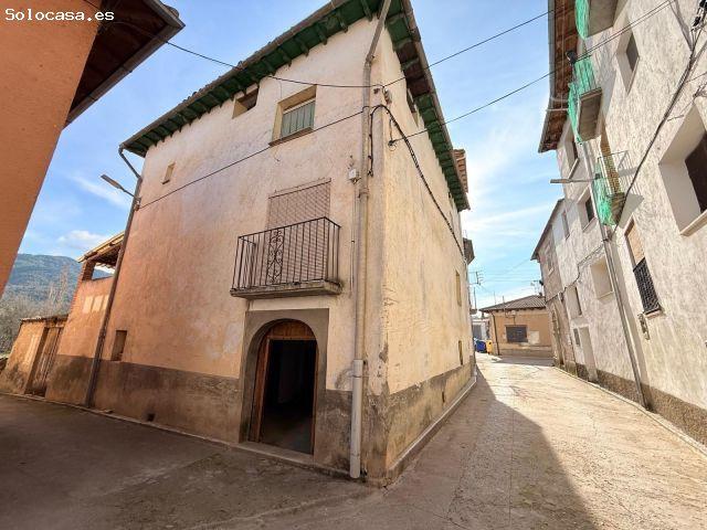 Casa de pueblo con jardín y vistas despejadas en entorno rural