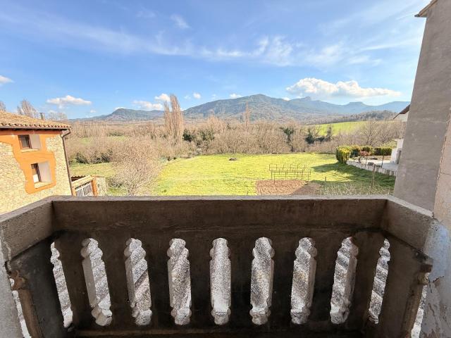 Casa de pueblo con jardín y vistas despejadas en entorno rural