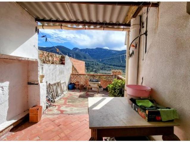 Casa de pueblo con local comercial, garaje y espectaculares vistas a la montaña en Montichelvo