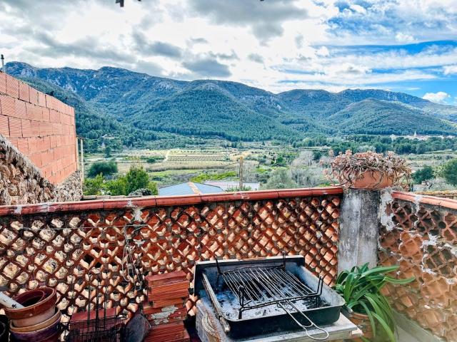 Casa de pueblo con local comercial, garaje y espectaculares vistas a la montaña en Montichelvo