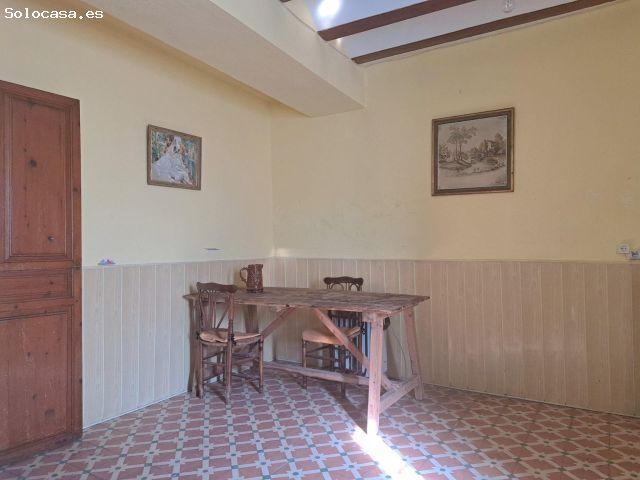 Casa de pueblo con patio, garaje y gran potencial en Fuenterrobles