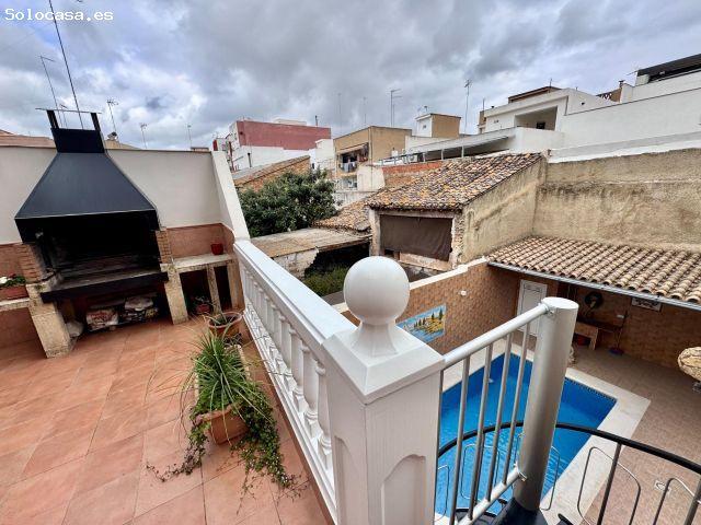 Casa de pueblo con piscina, garaje y terraza en el centro de Silla