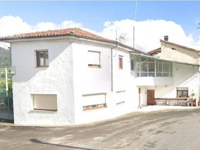 Casa de pueblo de 160m2 útiles, con 120 m2 de parcela cerrada y hórreo