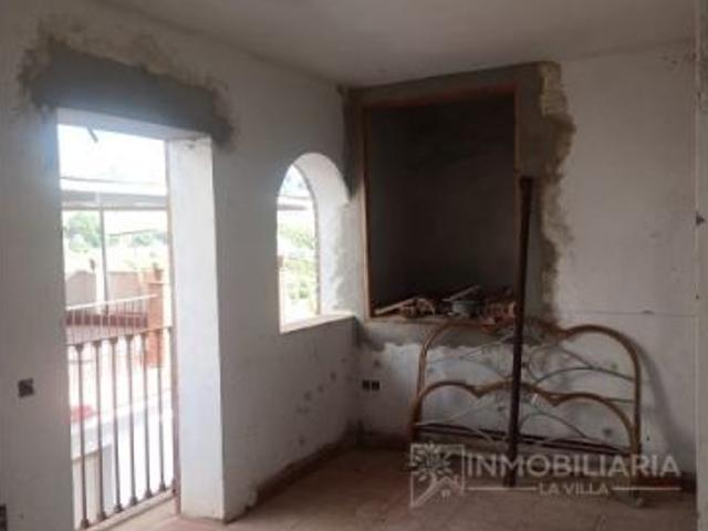 CASA DE PUEBLO DE 3 PLANTAS EN EL CENTRO DE ALOZAINA