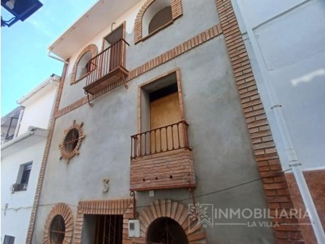 CASA DE PUEBLO DE 3 PLANTAS EN EL CENTRO DE ALOZAINA