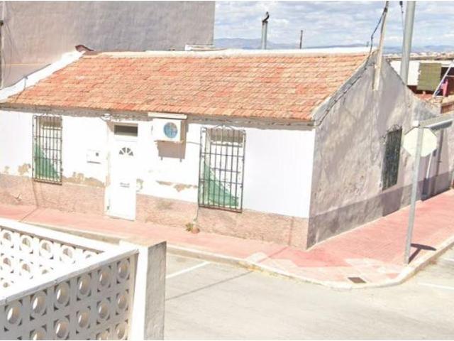 Casa de pueblo de gran tamaño en esquina, ideal para nuevo proyecto