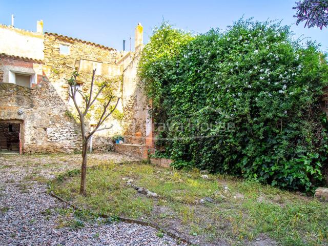 Casa de pueblo en venta para reformar, con jardín y proyecto. 310m² Gualta