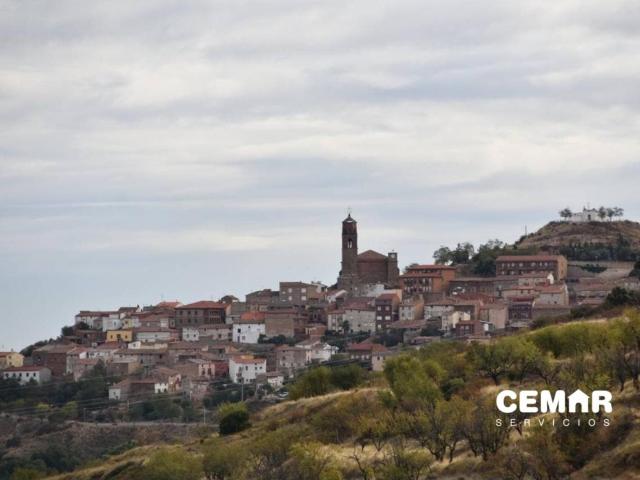 Casa de pueblo en correcto estado y para entrar a vivir. Disponible!