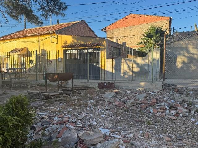 Casa de Pueblo en Esquina para Reformar con Amplia Parcela