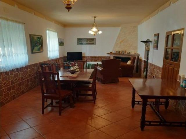 CASA DE PUEBLO EN HUELAGO
