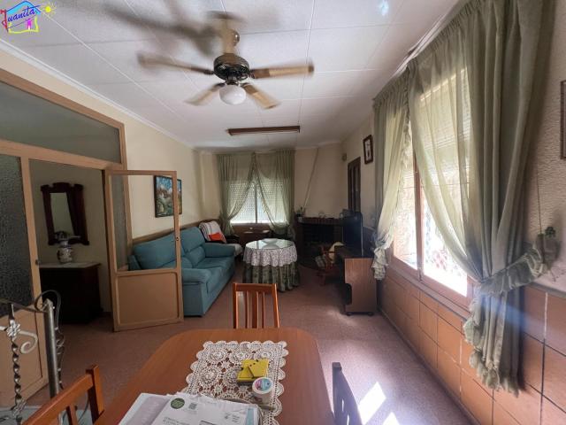 CASA DE PUEBLO ESQUINA EN ARCHENA CERCA MERCDO DE ABASTOS