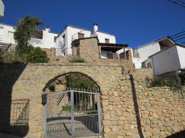 Casa de pueblo independiente reformada con jardín y piscina. 178m² Yegen