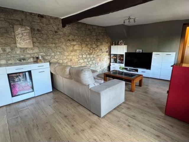 Casa de pueblo pareada reformada con patio de 50 m2 y anexo de 76 m2 en Bolmir a 5 min de Reinosa