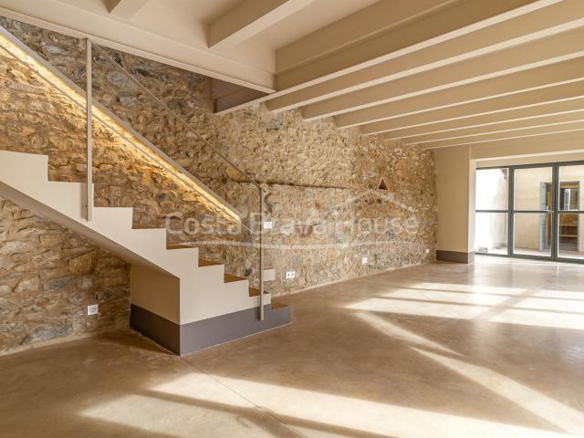 Casa de pueblo renovada con piscina y jardín en el centro de. 185m² Palafrugell