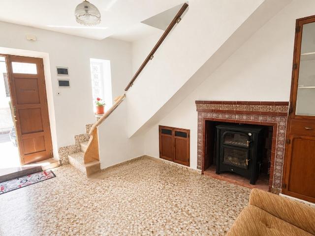 Casa de pueblo reformada con patio andaluz y chimenea | 4 dorm. | Posibilidad 3ª planta | Abarán centro | 76.000€